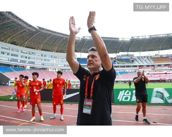 足球球星成功打入关键进球回到更衣室激动庆祝队友热烈欢迎